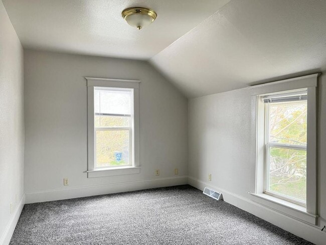 Photo - 415 W 4th St