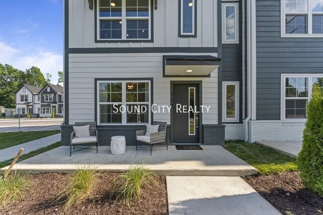 Photo - 700 N Dupont Ave