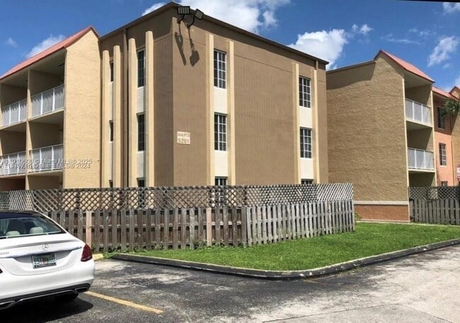 Building Photo - 5112 NW 79th Ave Unit 304