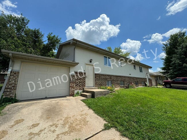 Building Photo - 1204 Flora St Unit B