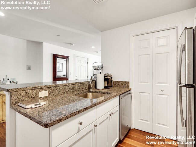 Photo - 165 W 6th St