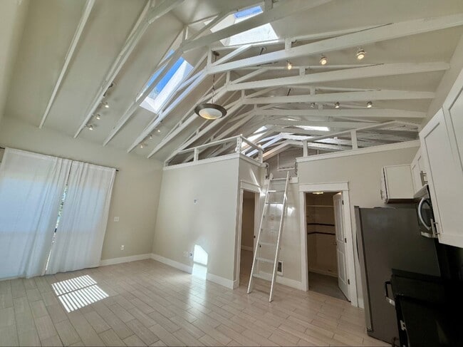 Building Photo - 6537 Beach Dr SW Rental