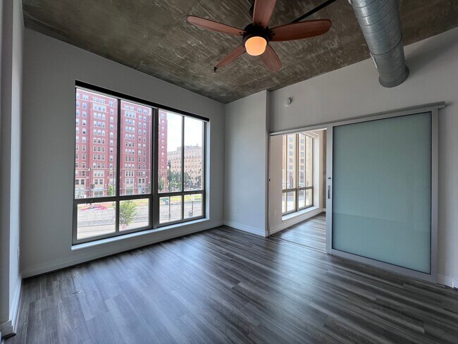 Photo - Large, Upgraded 2 Bed/2 Bath Loft off Mass... Unidad 301