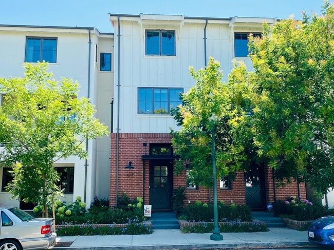 Building Photo - Modern 3 Bed 3 Bath Townhouse Near Downtown Campbell