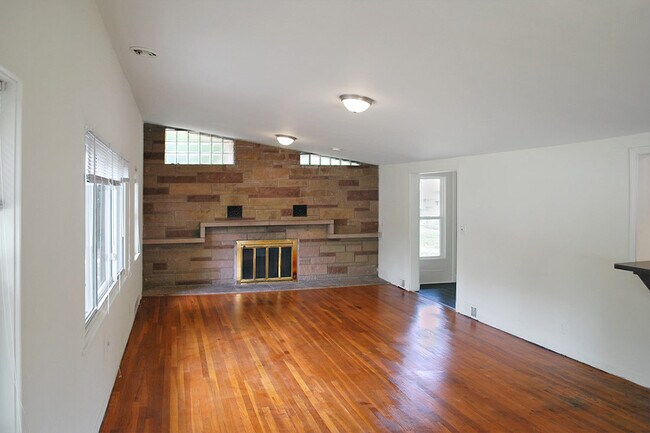 Photo - 5 Bed, 2 Bath House - Haven on Hunter