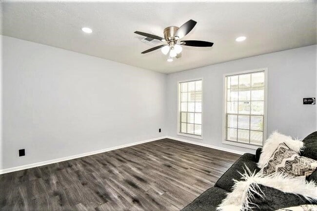 Photo - 2404 Oaks Dr