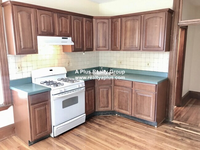 Building Photo - 336 Centre St Unit 2