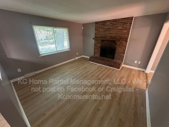 Photo - 424 NE Lakeview Dr