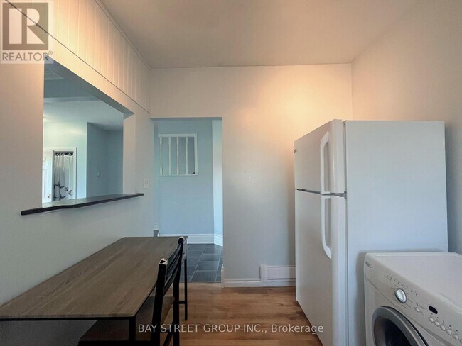 Photo - 70 Courtwright St