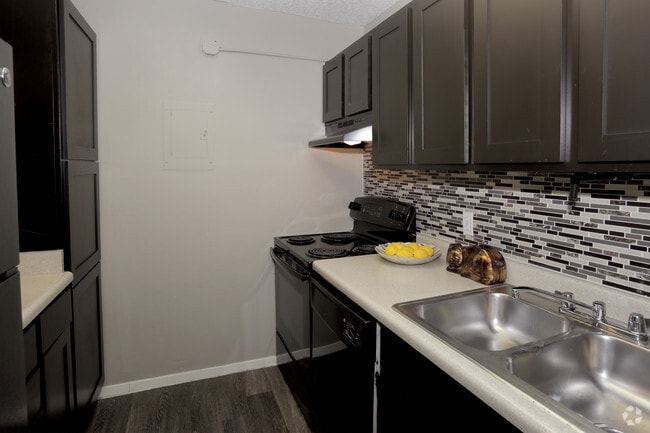 2 HAB, 1 BA: 810 ft²