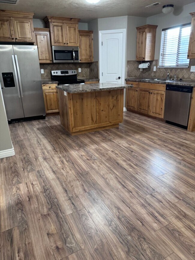 SUPER CUTE 3 BED 1.5 BATH TOWNHOME AT THE Townhome Rental in