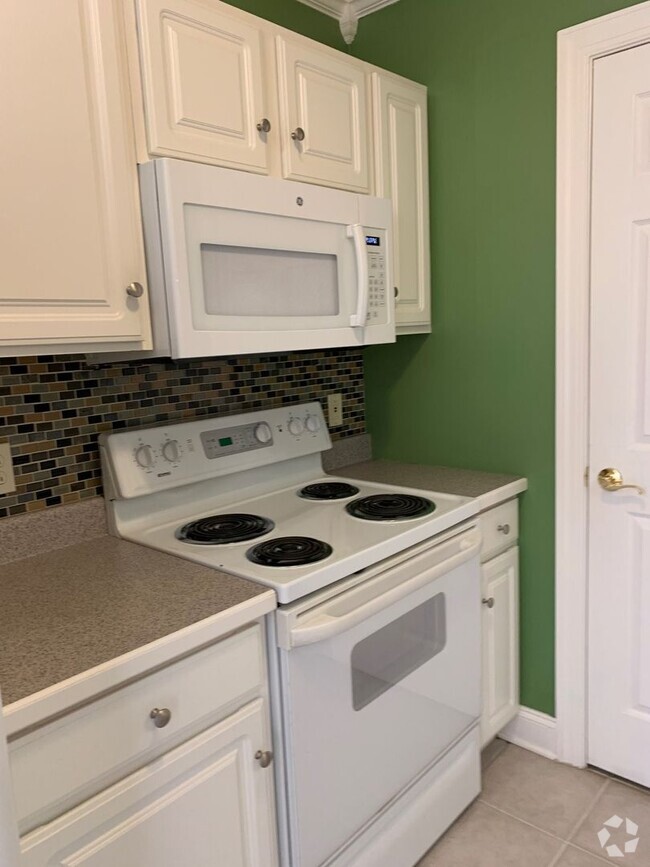 Building Photo - 2 Bedroom 2.5 Bath Townhouse with 2 Car Ga...