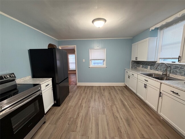 Photo - 190 Hawley St