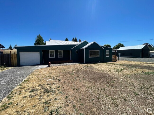 Building Photo - Fully Remodeled Home on Large Lot!