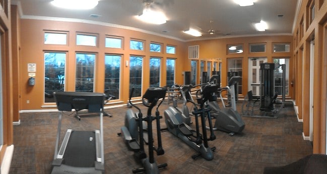 2 elípticas, 1 máquina para correr, 2 máquinas escaladoras, muchas máquinas de pesas. - River Oaks Apartments