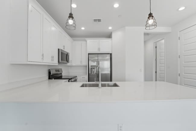 Building Photo - Like Brand New Luxurious Modern 3 Bedroom 2 Bath Townhome in Warner Meadow – Rare Rental Opportun...