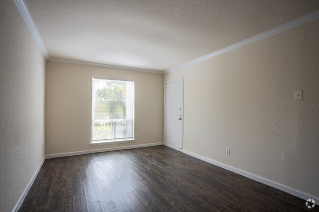 1BR, 1BA - 676SF - Living Room