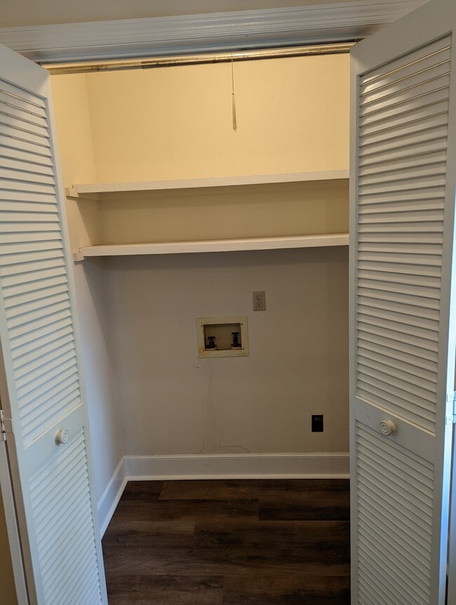 washer/dryer hookups - 215 Woodburn Club Ln