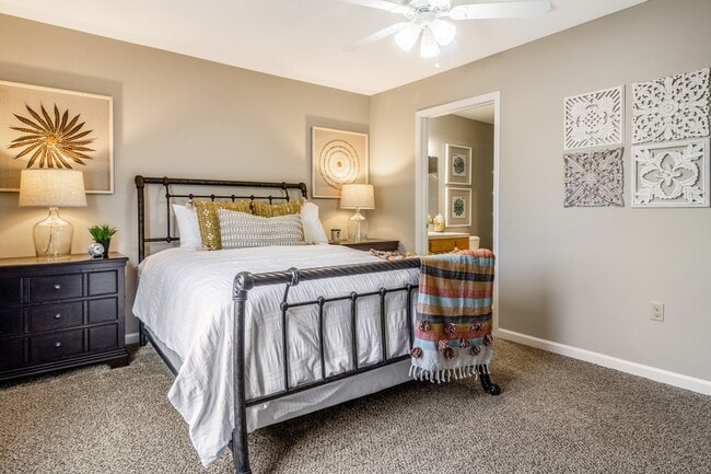 Large Main Bedroom with En-suite Bathroom & Closet