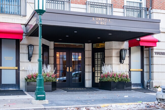 Entrada - 180 Pierce St