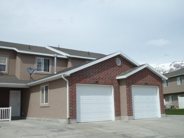 Building Photo - Beautiful Harrisville Townhouse for Rent