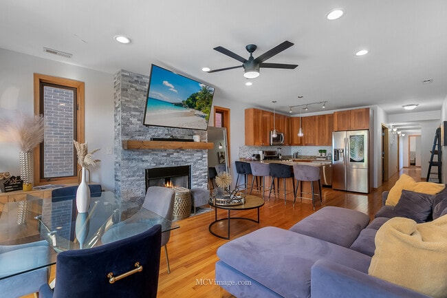 Photo - 3751 S Michigan Ave Unit 2