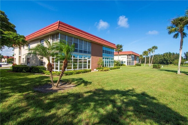 Building Photo - 35 Pine Arbor Ln Unit 202