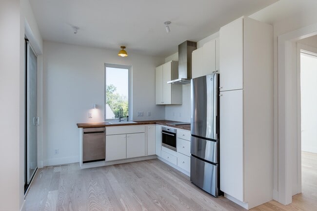 Photo - 4043 Serenbe St