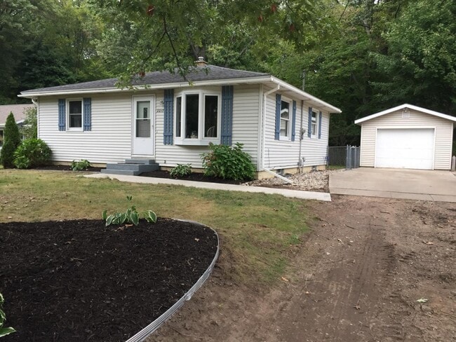 Building Photo - 2217 W Lakewood Blvd Rental
