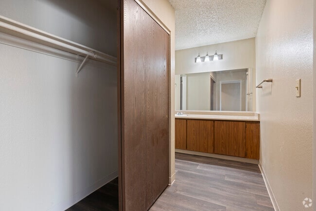 1BR, 1BA - 640 SF
