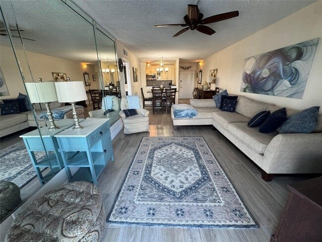 Photo - 95 N Birch Rd Unidad 402