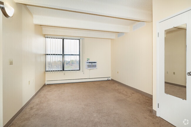 1BR, 1BA - 575SF - Living Room
