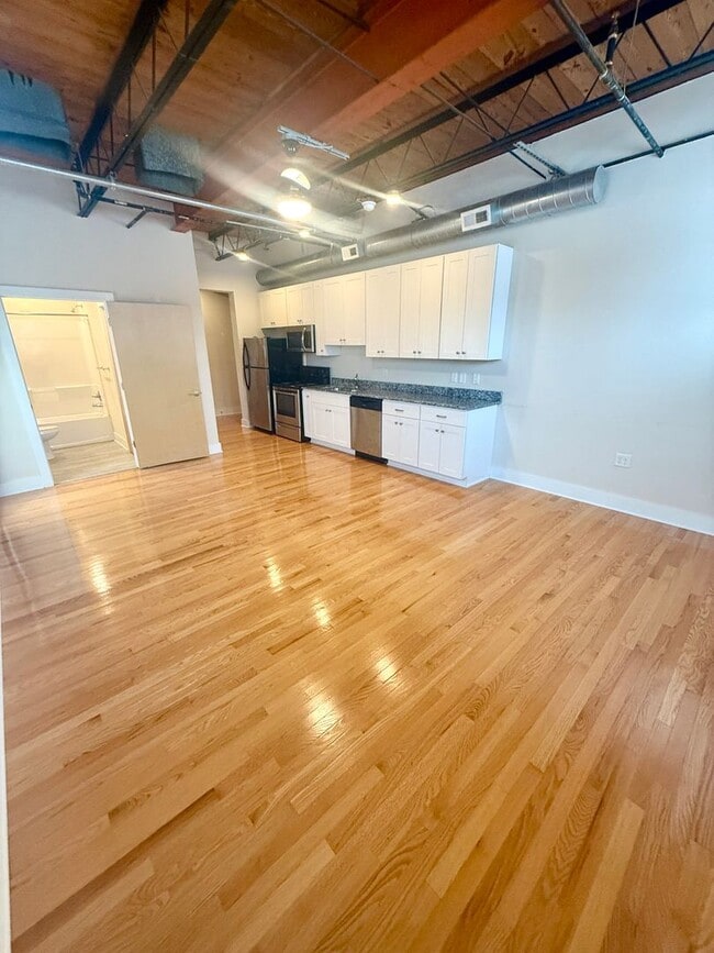 Building Photo - 2707 - 2715 W Broad Street Unit 2709 W Broad Street Apt. 3