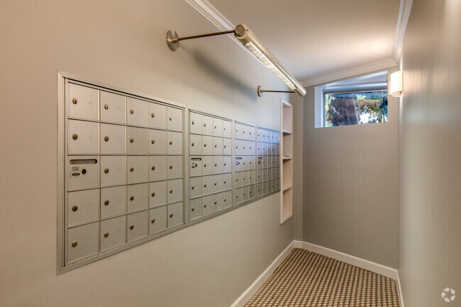 1BR, 1BA - 700SF