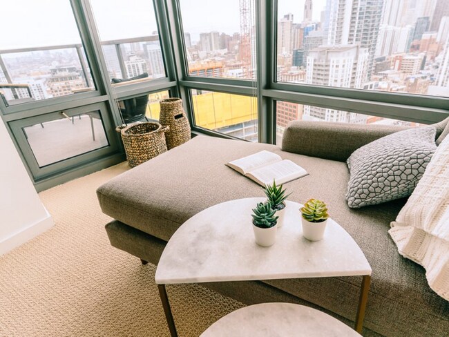 Photo - 340 W Hubbard St