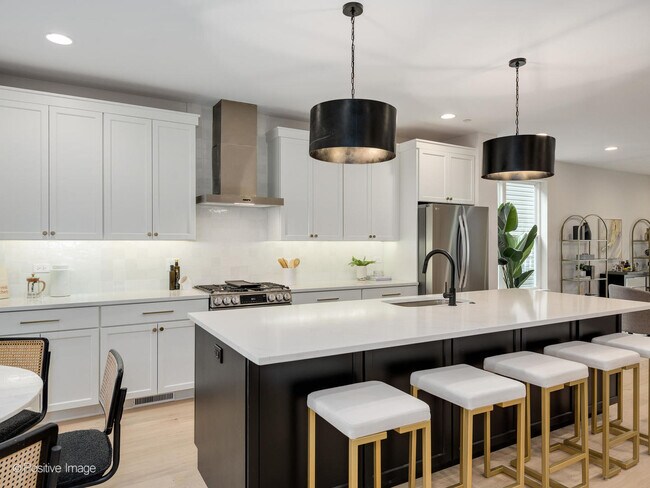 Photo - 1631 N Lawndale Ave Unit 1N