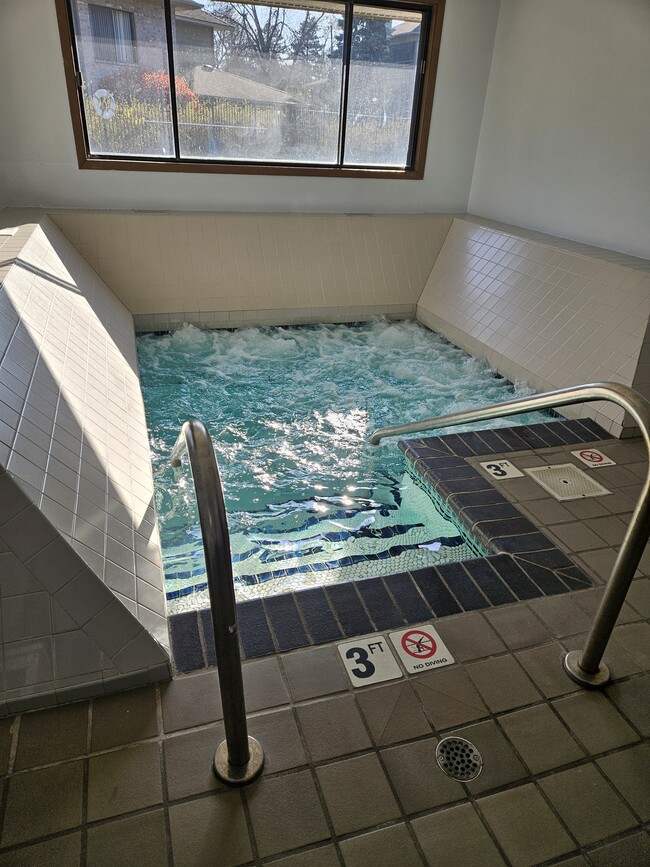 Bañera de hidromasaje encendida - Waterford Green Apartments & Townhomes