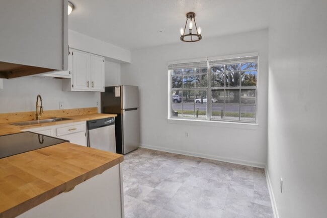 Photo - Charming 1 bedroom 1 Bathroom across from Daffin Park Unit 1220 E Victory Dr 1