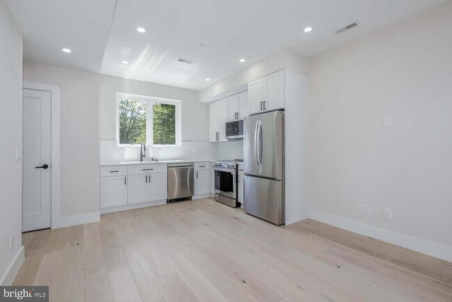 Photo - 722 Kenyon St NW Unit 3