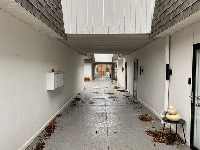 Photo - Large 2 Bed 2.5 Bath Apt in Green Hills - ...