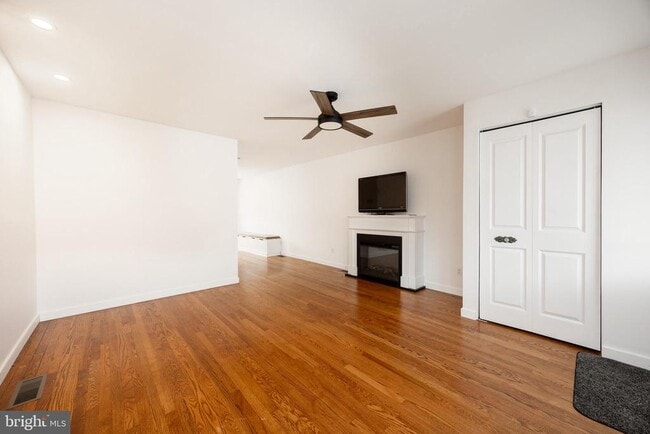 Photo - 353 William St