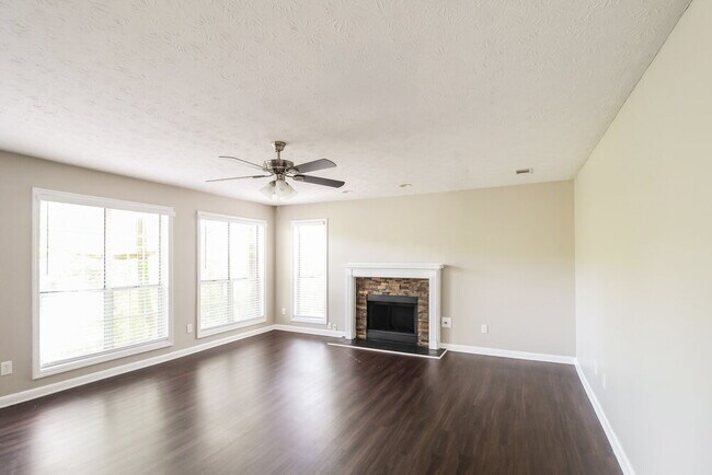 Photo - 671 Woodstone Rd