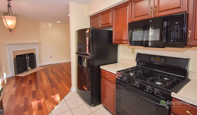 Photo - End Unit Townhome in Warrington Hunt community with 2 car garage!