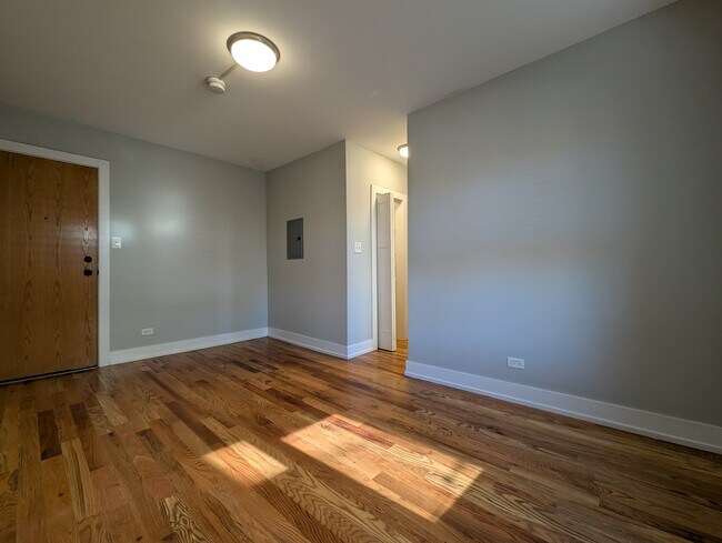 Photo - 910 W George St