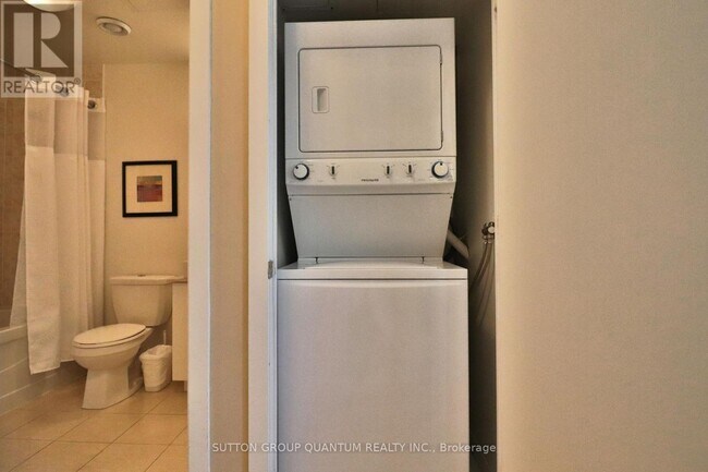 Photo - 65 Bremner Blvd Unité 2604