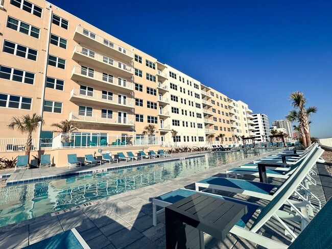 Relájate y pasa el rato con el ritmo relajante de las olas del océano: tu escapada perfecta para relajarte y conectarte. - Triton Cay - Daytona Apartments