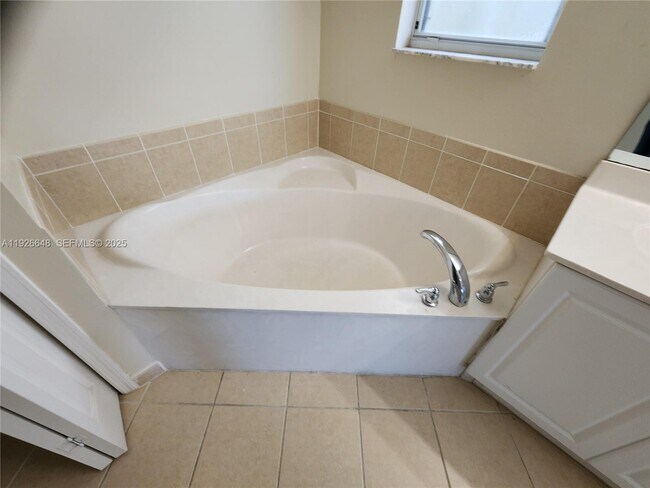 Photo - 1580 NE 35th Ave