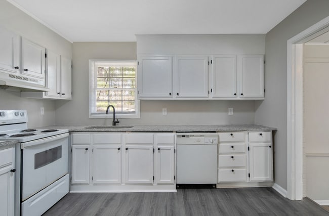 Photo - 7252 Ainsley St