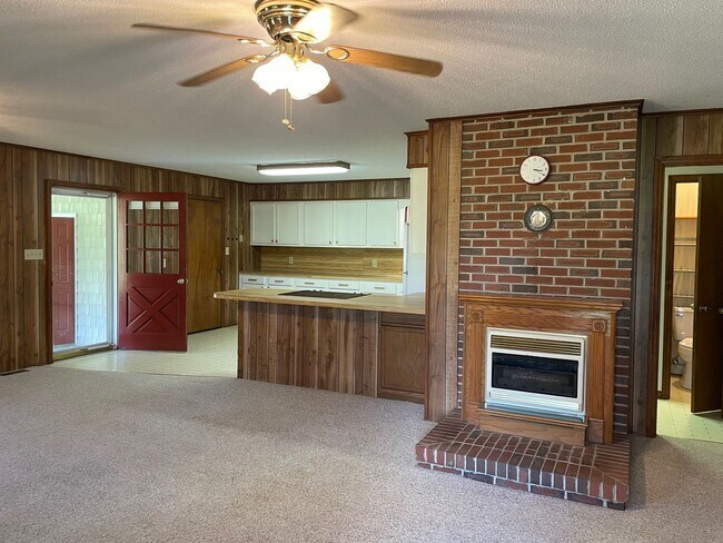 Photo - 2 BED 2 BATH HOME. $1,300 RENT $1,300 DEPOSIT