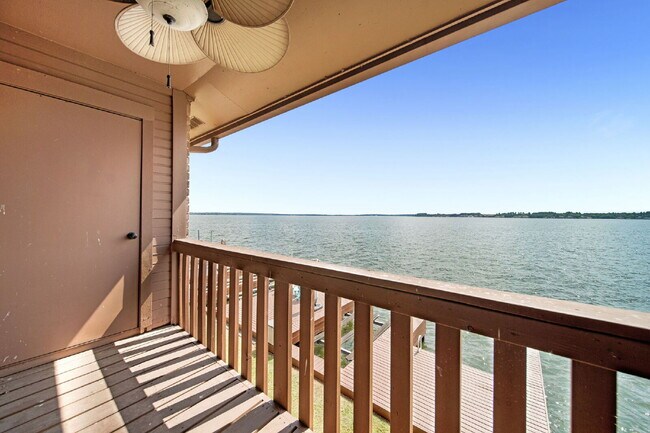 Photo - Welcome to your lakeside sanctuary in the ... Unidad 116
